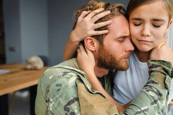 Hombre Militar Masculino Abrazando Hija Llorando Mientras Arrodilla Interior — Foto de Stock