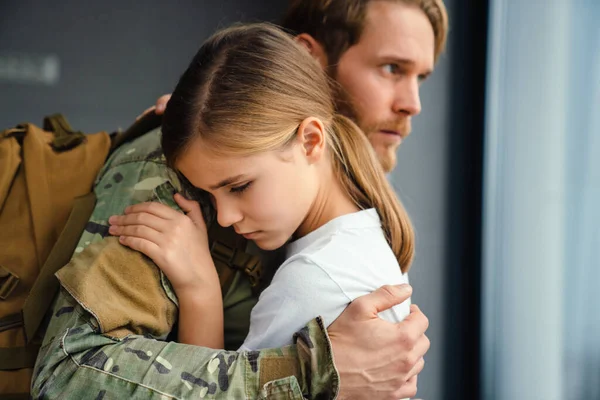 Hombre Militar Triste Masculino Abrazando Hija Molesta Interior — Foto de Stock