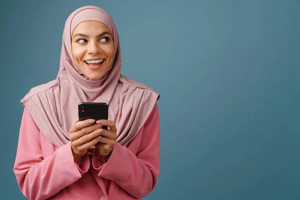 Junge Muslimische Frau Hidschab Lächelt Während Sie Ihr Handy Isoliert — Stockfoto