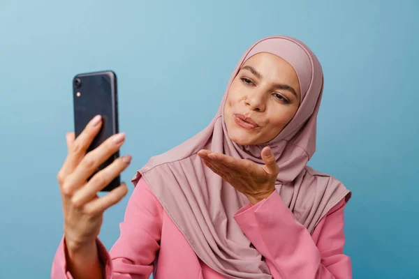 Junge Muslimische Frau Hidschab Gestikuliert Während Sie Ihr Handy Isoliert — Stockfoto