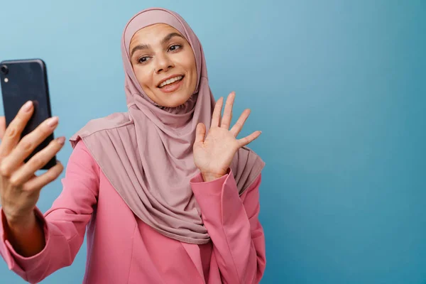 Junge Muslimische Frau Hidschab Gestikuliert Während Sie Ihr Handy Isoliert — Stockfoto