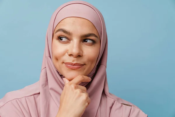 Junge Muslimische Frau Hijab Lächelt Und Schaut Isoliert Zur Seite — Stockfoto