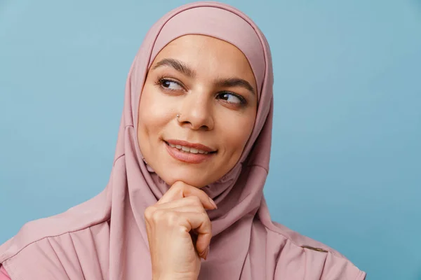 Junge Muslimische Frau Hijab Lächelt Und Schaut Isoliert Zur Seite — Stockfoto