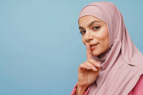 Junge Muslimin Hidschab Zeigt Schweigegegeste Isoliert Vor Blauem Hintergrund — Stockfoto