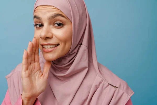Junge Muslimische Frau Hijab Gestikuliert Und Flüstert Isoliert Über Blauen — Stockfoto