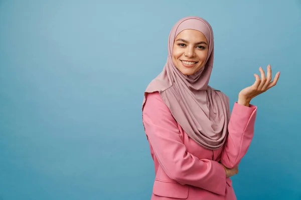 Junge Muslimische Frau Hidschab Lächelt Während Sie Kopierraum Isoliert Vor — Stockfoto
