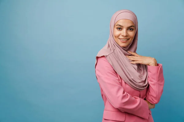 Junge Muslimische Frau Hidschab Lächelt Und Blickt Vereinzelt Die Kamera — Stockfoto