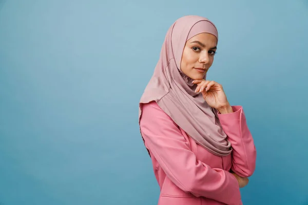 Junge Muslimische Frau Hidschab Posiert Und Blickt Isoliert Die Kamera — Stockfoto