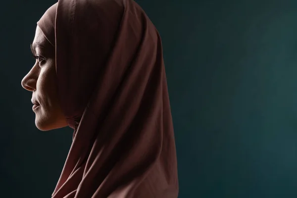 Ung Muslimsk Kvinna Bär Hijab Poserar Profil Isolerad Över Blå — Stockfoto