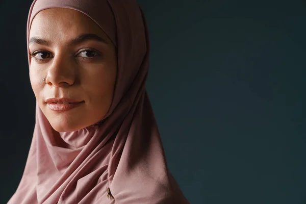 Junge Muslimische Frau Hidschab Posiert Und Blickt Isoliert Die Kamera — Stockfoto