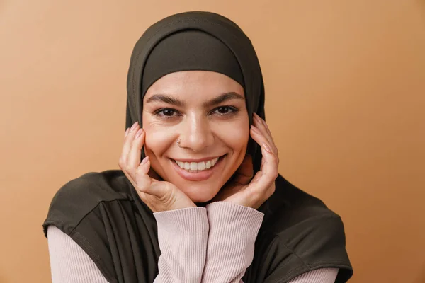 Молода Мусульманка Хіджабі Посміхається Дивиться Камеру Ізольовано Бежевому Фоні — стокове фото