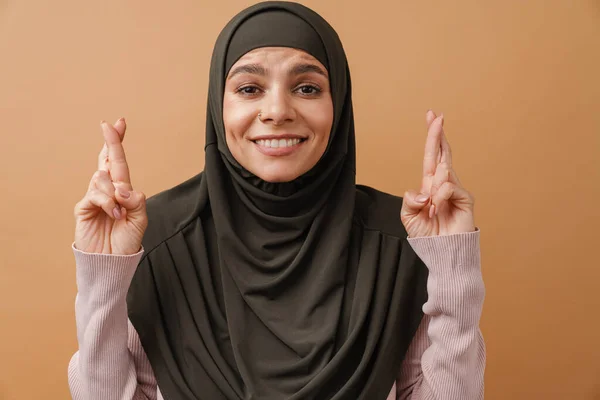 Молода Мусульманка Хіджабі Тримає Пальці Схрещені Удачу Ізольовані Бежевому Фоні — стокове фото