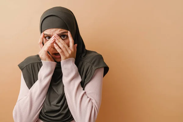 头戴头巾蒙面的年轻穆斯林妇女 因米色背景而被隔离 — 图库照片