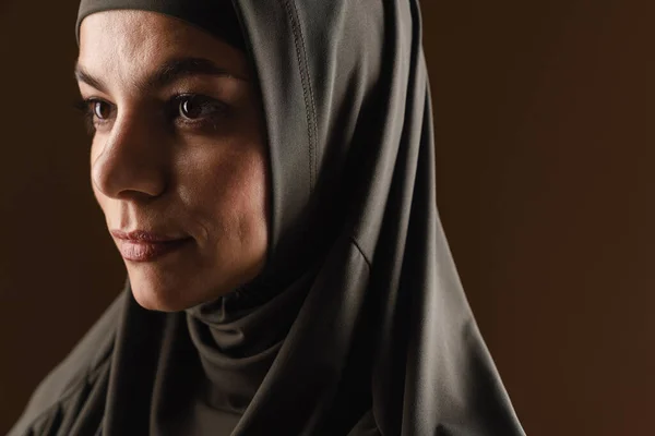 Junge Muslimische Frau Hijab Posiert Und Schaut Isoliert Über Braunen — Stockfoto