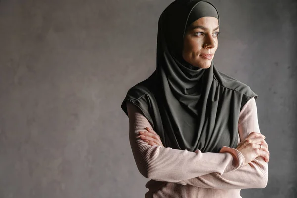 Junge Muslimische Frau Hijab Posiert Und Schaut Isoliert Vor Grauem — Stockfoto