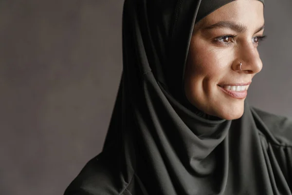 Junge Muslimische Frau Hidschab Lächelt Und Schaut Isoliert Über Grauem — Stockfoto