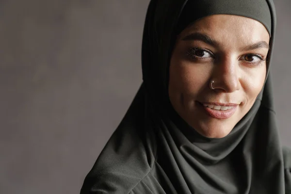 Junge Muslimische Frau Hidschab Lächelt Und Blickt Vereinzelt Die Kamera — Stockfoto