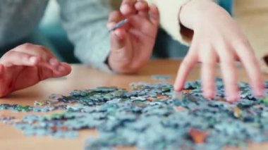 Çok uluslu kız kardeşlerin elleri evde bulmaca biriktiriyor.