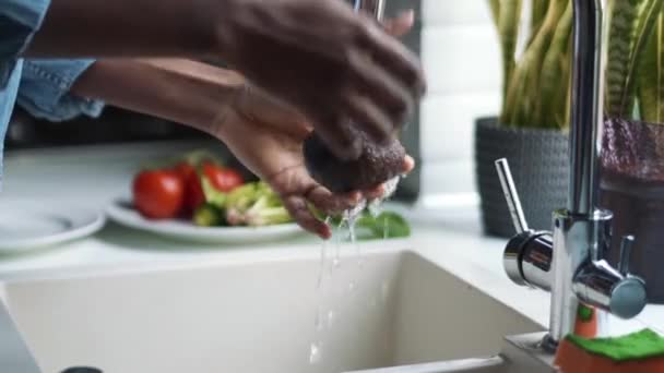 Женские Руки Моющие Авокадо Раковине — стоковое видео