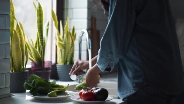 Las Manos Femeninas Lavando Pepino Fregadero — Vídeo de stock