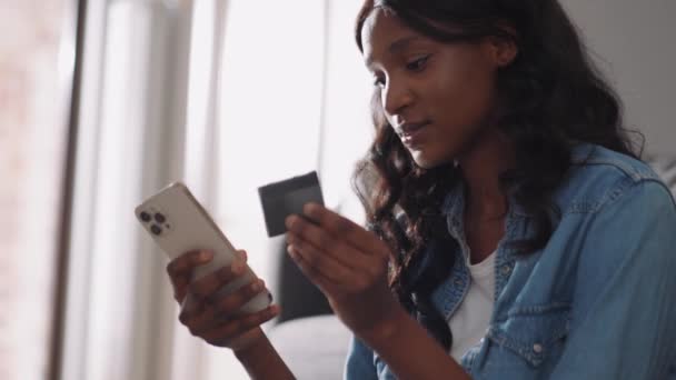 Mulher Africana Feliz Entrando Número Cartão Bancário Telefone Casa — Vídeo de Stock