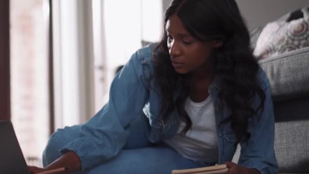 Mujer Africana Segura Trabajar Con Ordenador Portátil Suelo Casa — Vídeo de stock