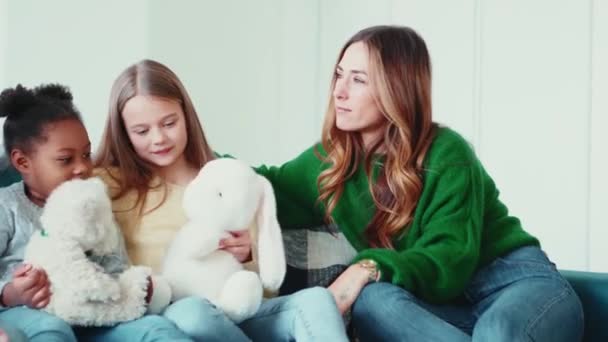 Fröhliche Multinationale Familie Plaudert Hause Auf Dem Sofa — Stockvideo