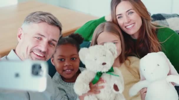 Όμορφη Πολυεθνική Οικογένεια Κάνει Selfie Στο Τηλέφωνο Στον Καναπέ Στο — Αρχείο Βίντεο