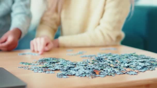 Hände Multinationaler Mädchen Sammeln Hause Puzzles — Stockvideo