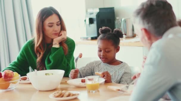 陽気多国籍家族は自宅で朝食を食べる — ストック動画