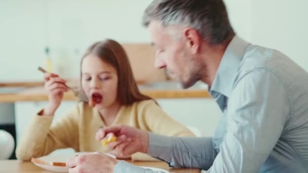 Geconcentreerde Volwassen Vader Dochter Ontbijten Thuis — Stockvideo