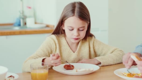 自信を持って成熟した父と娘食べる朝食で自宅 — ストック動画