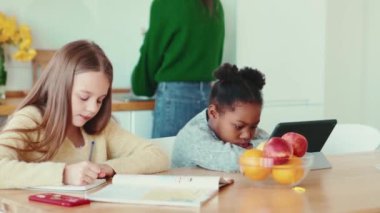 Mutfakta işini yapan çok uluslu bir aile.