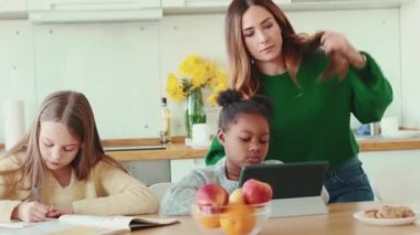 Mutlu çokuluslu aile işlerini mutfakta yapıyor.