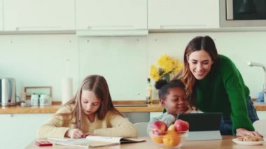 Yakışıklı çokuluslu aile mutfaktaki işlerini yapıyor.