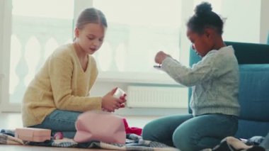 Ciddi çok uluslu kardeşler annemin makyaj çantasını evde hallediyorlar.