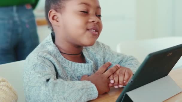 Positivo Africano Bambina Guardando Qualcosa Tablet Casa — Video Stock