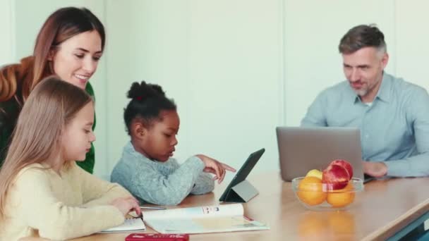 Neşeli Çokuluslu Aile Mutfaktaki Işlerini Yapıyor — Stok video