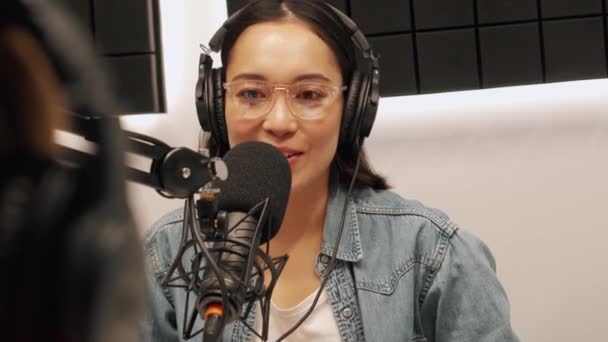 Souriant Jeune Femme Asiatique Parlant Dans Microphone Tout Enregistrant Émission — Video