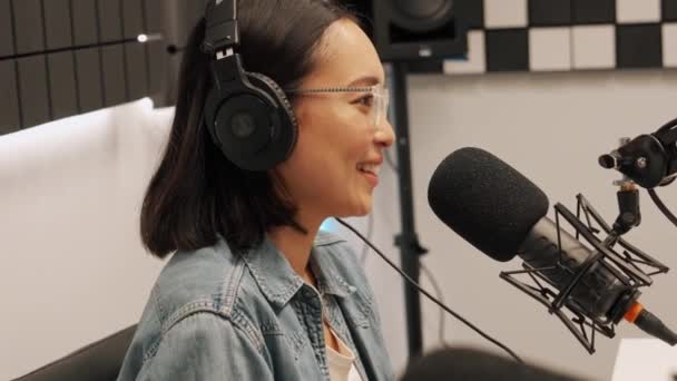 Rire Jeune Femme Asiatique Parlant Dans Microphone Tout Enregistrant Radio — Video