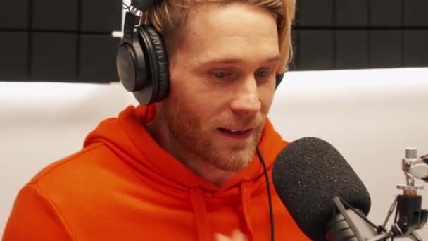 Jeune Homme Positif Parlant Dans Microphone Tout Enregistrant Émission Radio — Video