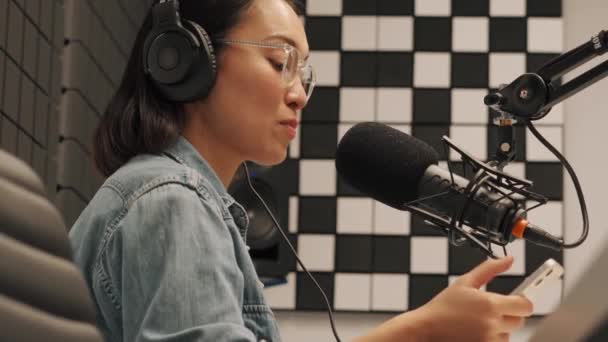 Självsäker Ung Asiatisk Kvinna Talar Mikrofon Medan Spelar Radioprogram Och — Stockvideo
