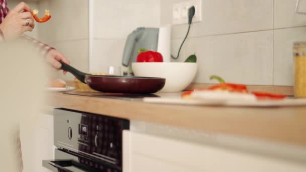 Mujer Salando Una Tortilla Casa — Vídeo de stock