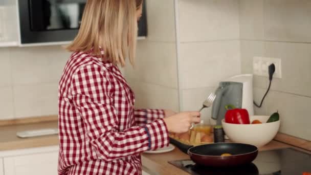 Konzentrierte Blonde Frau Kocht Hause Ein Omelett — Stockvideo