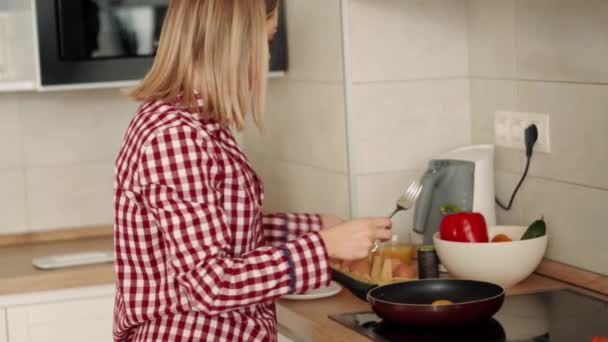 Concentrat Blonda Femeie Gătit Omletă Domiciliu — Videoclip de stoc