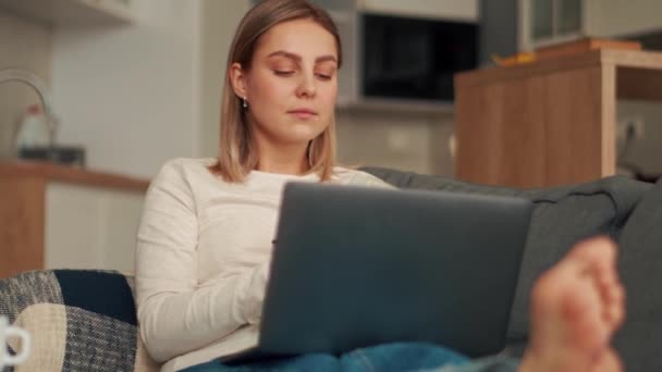 Mujer Rubia Seria Trabajando Ordenador Portátil Hablando Casa — Vídeo de stock