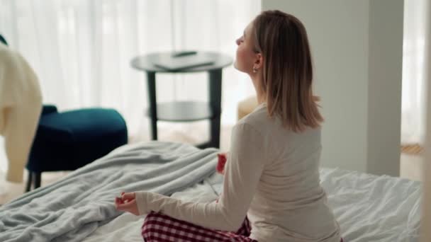 Knappe Blonde Vrouw Doet Meditatie Het Bed Thuis — Stockvideo