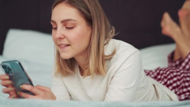 침대에서 전화로 문자하는 — 비디오