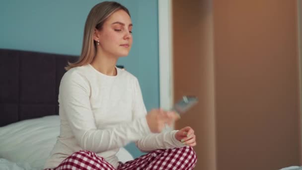 Mulher Loira Bonita Enviando Mensagens Por Telefone Fazendo Meditação Cama — Vídeo de Stock