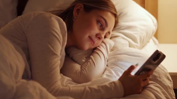 침대에서 전화로 문자를 보내는 점잖은 — 비디오